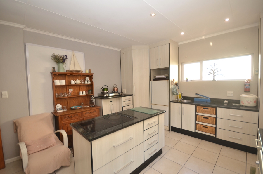 To Let 5 Bedroom Property for Rent in Kidds Beach Eastern Cape
